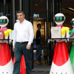 中国セレブ男性がロボット秘書とともに街をねり歩く