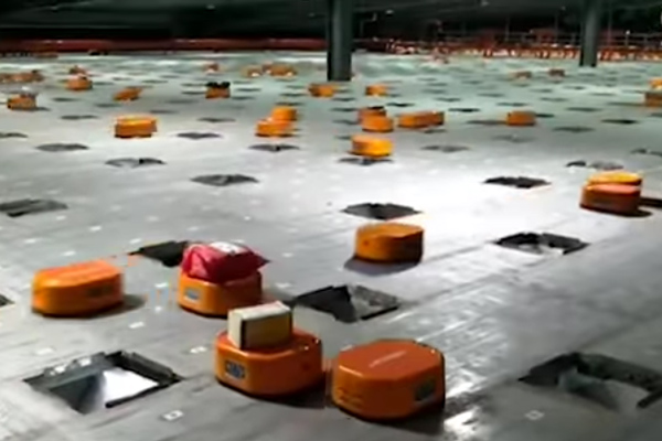倉庫用ロボット リトル オレンジ が1日20万個の荷物を仕分ける Roboteer ロボティア
