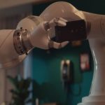 KUKAの最新協働ロボットがモデルに接近して「撮影」…高い安全性アピール